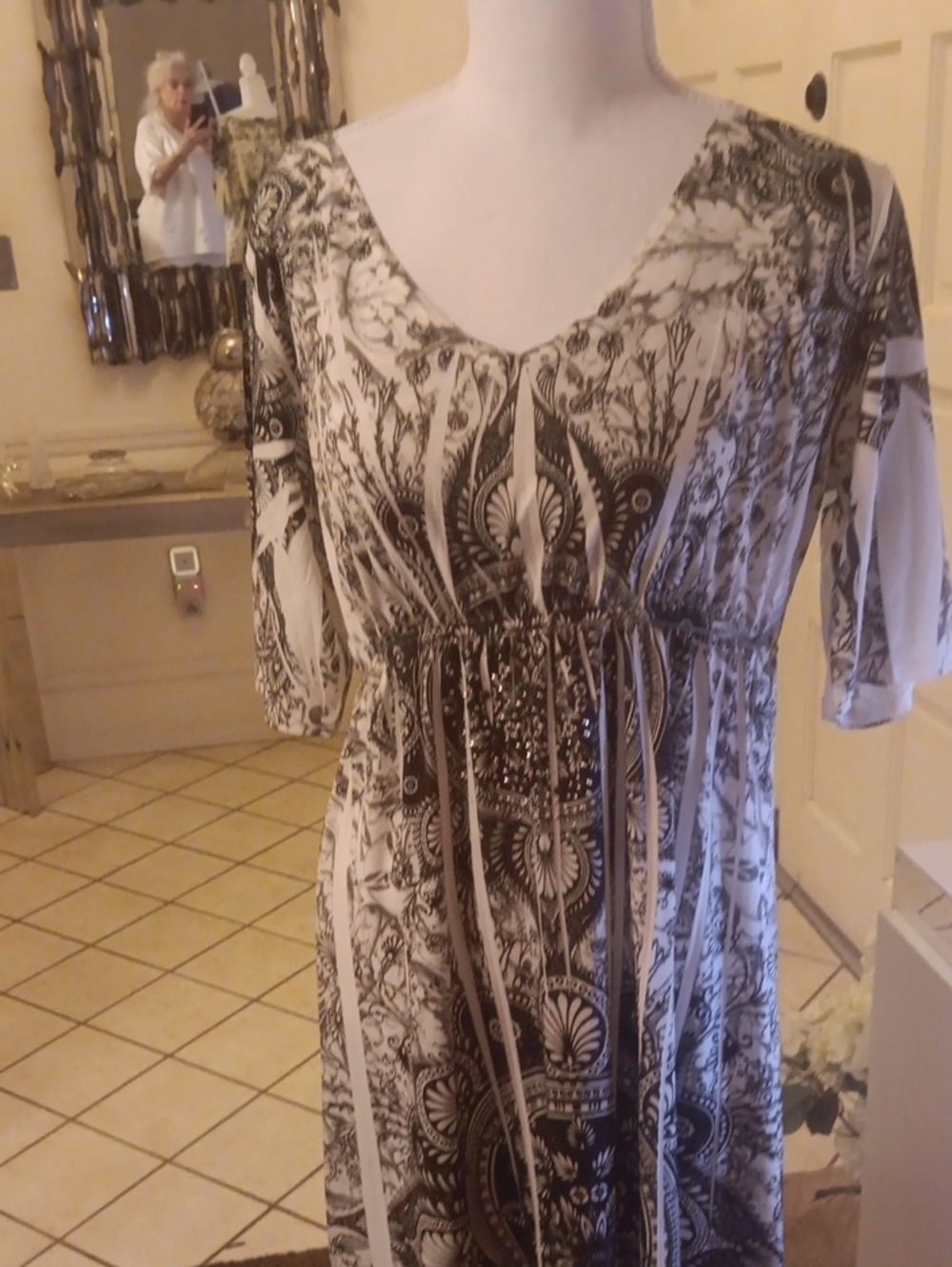Source Unknown Black & White Printed V-Neck Tunic Dress